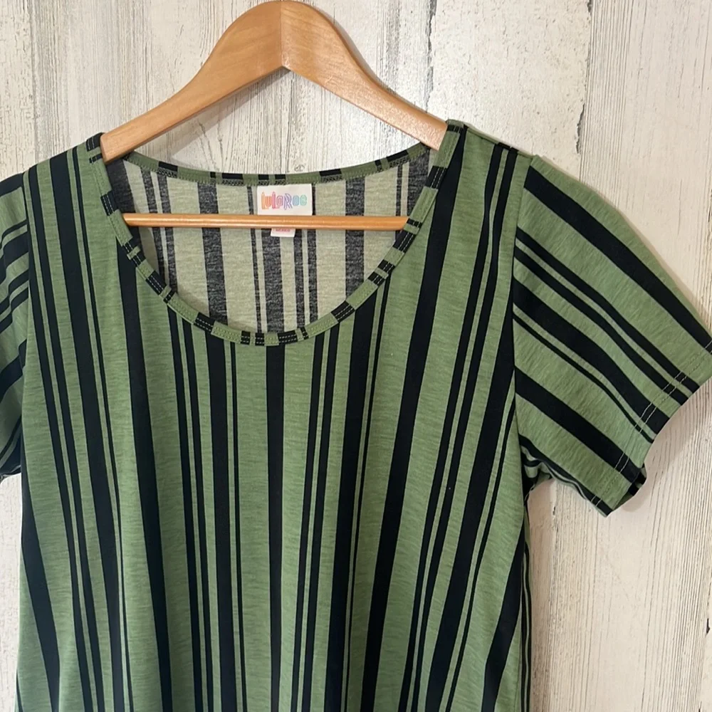 A2- Size small - Tee - LULAROE